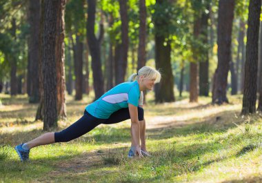 Runner kadın güzel doğa orman yolu üzerinde eğitim