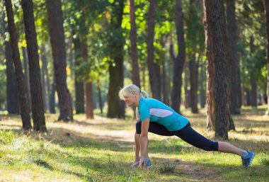 Runner kadın güzel doğa orman yolu üzerinde eğitim.