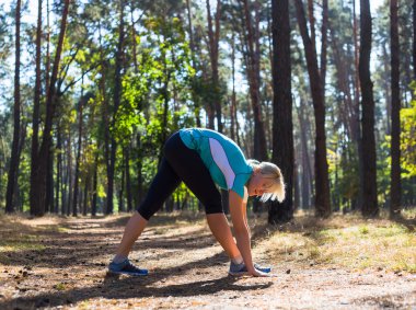 Runner kadın güzel doğa orman yolu üzerinde eğitim.