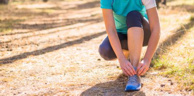 Runner kadın güzel doğa orman yolu üzerinde eğitim.