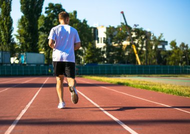 Şehir Stadyumu üzerinde koşan adam