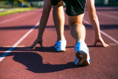 Şehir Stadyumu üzerinde koşan adam