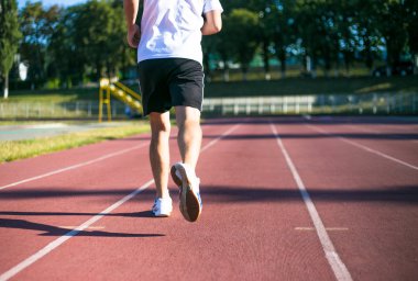 Şehir Stadyumu üzerinde koşan adam