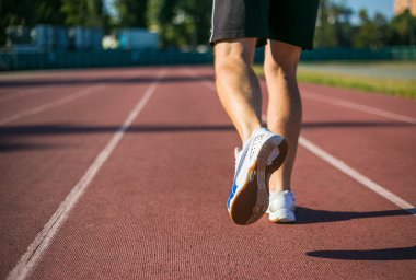 Şehir Stadyumu üzerinde koşan adam