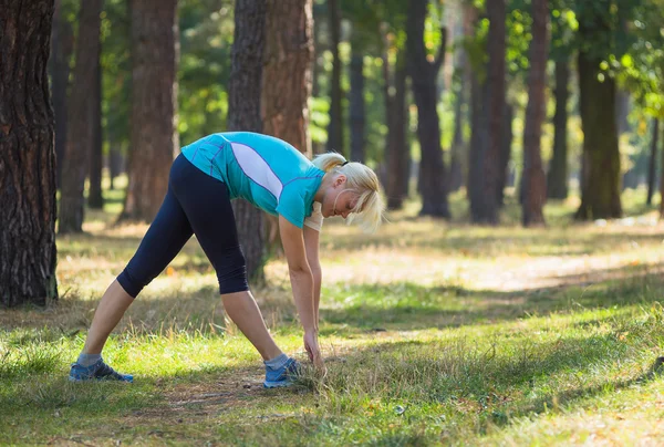 Löpare kvinna utbildning på skogsvägen i vacker natur — Stockfoto