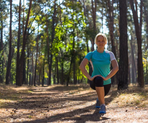 Läuferin trainiert auf Waldweg in schöner Natur. — Stockfoto