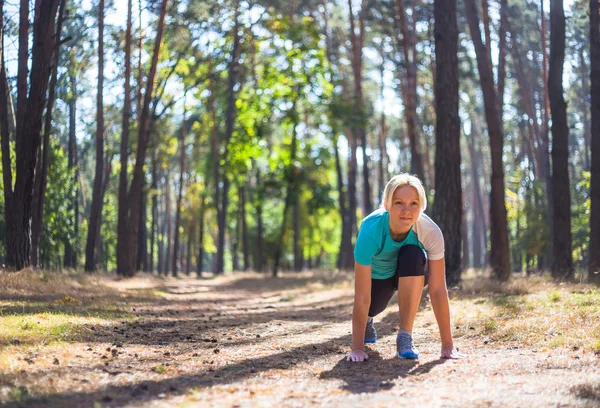 Löpare kvinna utbildning på skogsvägen i vacker natur. — Stockfoto