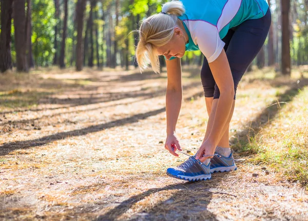 Läuferin trainiert auf Waldweg in schöner Natur. — Stockfoto