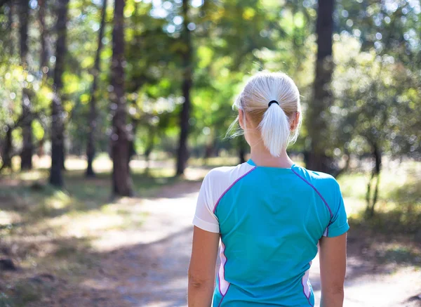 Runner kadın güzel doğa orman yolu üzerinde eğitim. — Stok fotoğraf