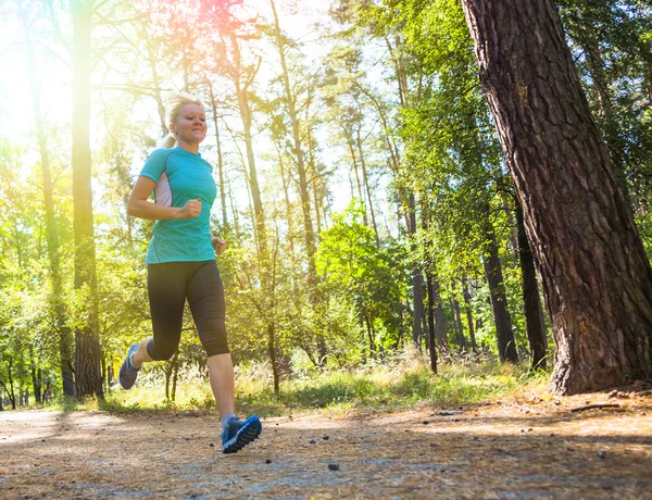 Biegacz kobieta szkolenia na drodze leśnej w pięknej przyrody. — Zdjęcie stockowe