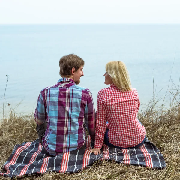 Ung härlig par promenader i skogen — Stockfoto