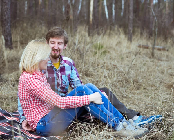Jeune couple charmant se détendre dans la forêt — Photo
