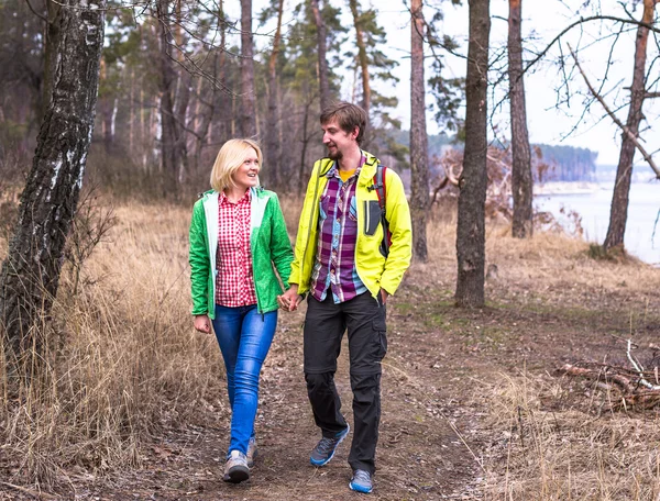 Joven pareja encantadora caminando en el bosque — Foto de Stock