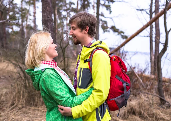 Joven pareja encantadora caminando en el bosque — Foto de Stock