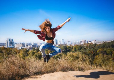 Genç kız sokakta dans