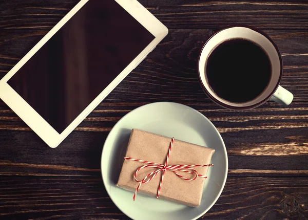 Tablet, cup of coffee and present — Stock Photo, Image