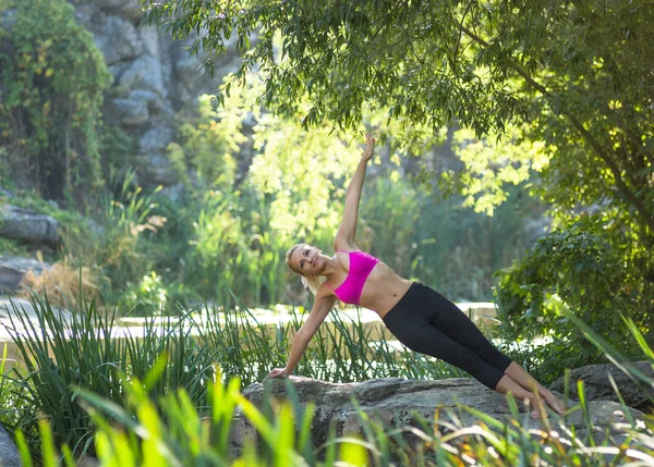 Mujer haciendo yoga en el parque —  Fotos de Stock