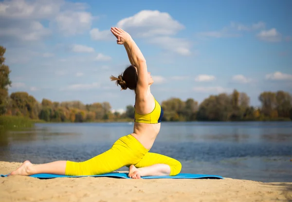 Жінка робить йогу в парку — стокове фото