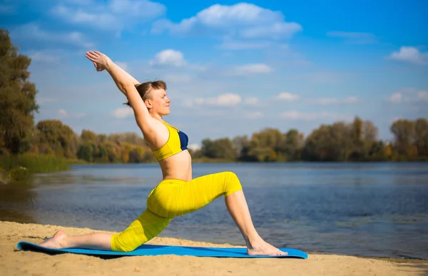 Kvinna som gör yoga i parken — Stockfoto