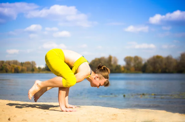 Mujer haciendo yoga cerca del río — Foto de Stock