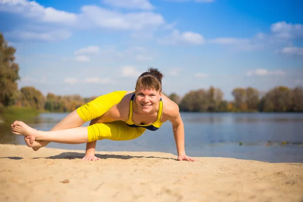 Mulher fazendo ioga perto do rio — Fotografia de Stock
