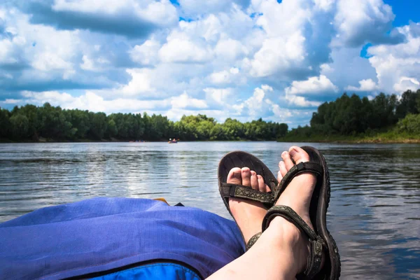 Piedi umani e fiume — Foto Stock