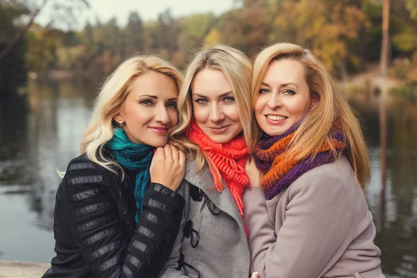 Vänner har roligt i höst park — Stockfoto