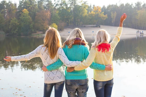 Amigos felices en el parque de otoño —  Fotos de Stock