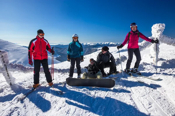 Friends having fun in Mountains ski resort — Stock Photo, Image