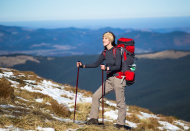 Vahşi doğada sırt çantası ile uzun yürüyüşe çıkan kimse
