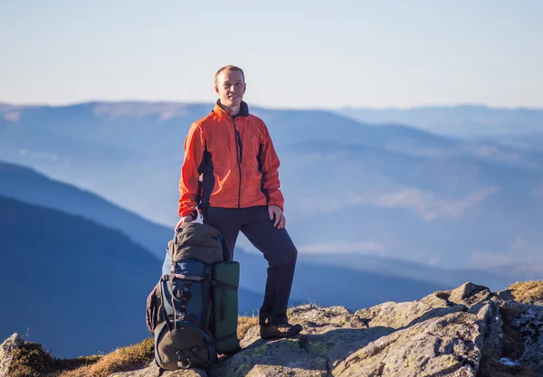 Vahşi doğada sırt çantası ile uzun yürüyüşe çıkan kimse