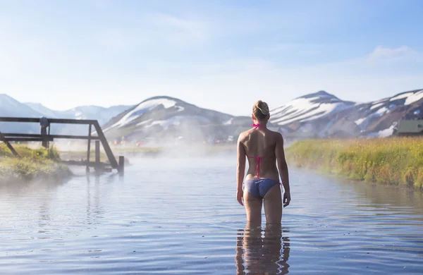 Femme dans la source chaude en Islande — Photo