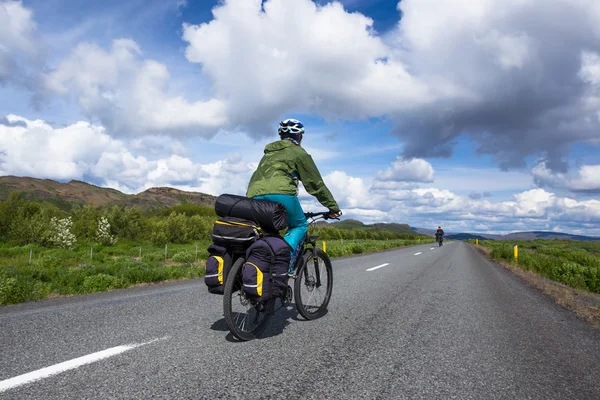 Rowerzysta jeździ na drodze w Islandii — Zdjęcie stockowe