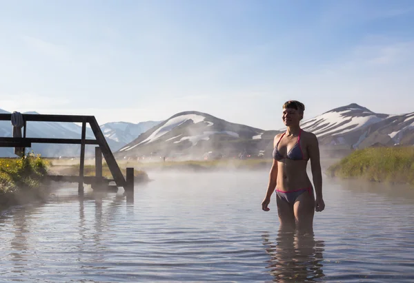 Mujer en aguas termales en Islandia — Foto de Stock