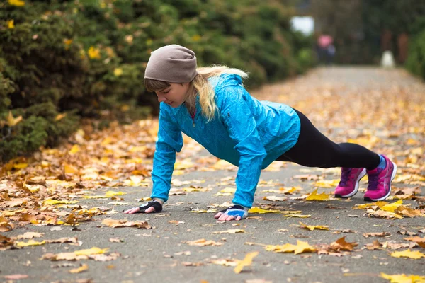 Fitness kvinna gör armhävningar — Stockfoto