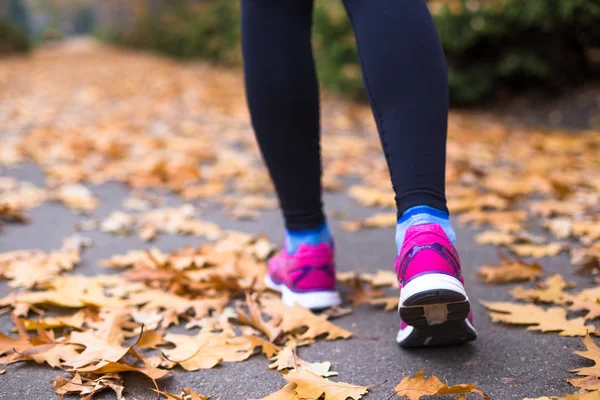 Fitness-Frau im Freien — Stockfoto