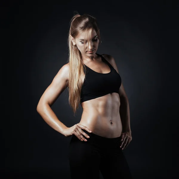 Мышечная фитнес-женщина — стоковое фото