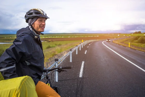 İzlanda'daki güneşli gün yolda motorcu — Stok fotoğraf