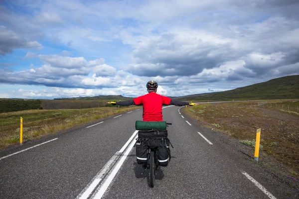 Motociclista na estrada na Islândia — Fotografia de Stock