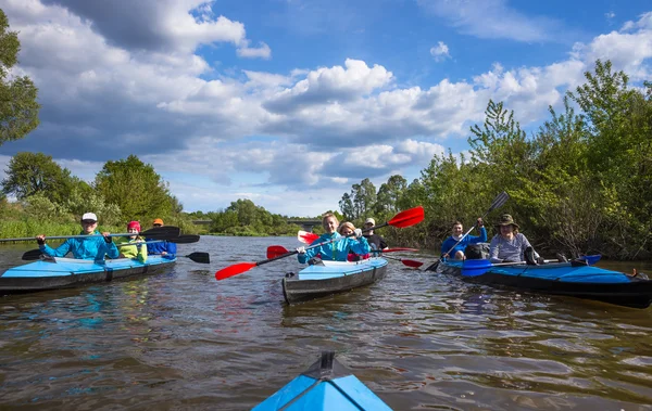 Unga människor kajakpaddling på floden — Stockfoto