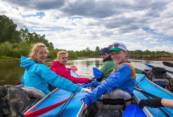 Jeunes kayak sur la rivière — Photo