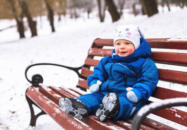 Kış parkta oynayan çocuk
