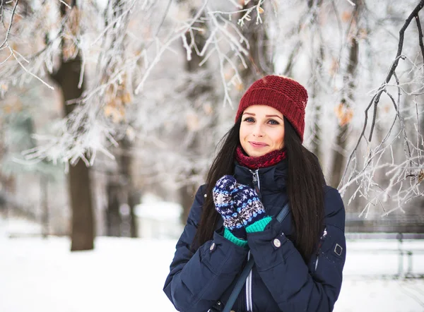 冬の公園で若い女の子 — ストック写真