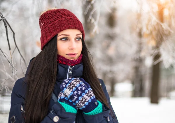 Chica joven en el parque de invierno — Foto de Stock