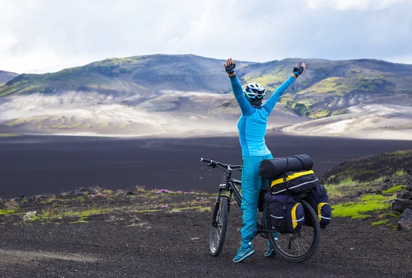 アイスランドの火山性の山々 を背景に幸せバイカー — ストック写真