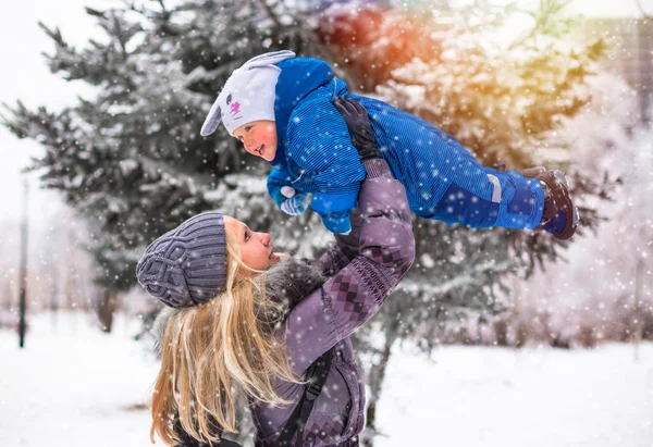 Anne ve bebek kış parkta oynarken