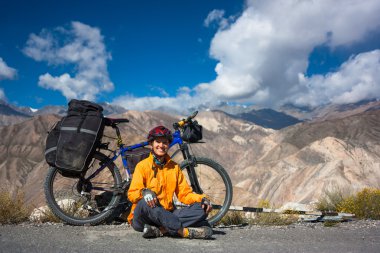 Genç bisikletçi Himalaya Dağları, Kuzey Hindistan yolu üzerinde