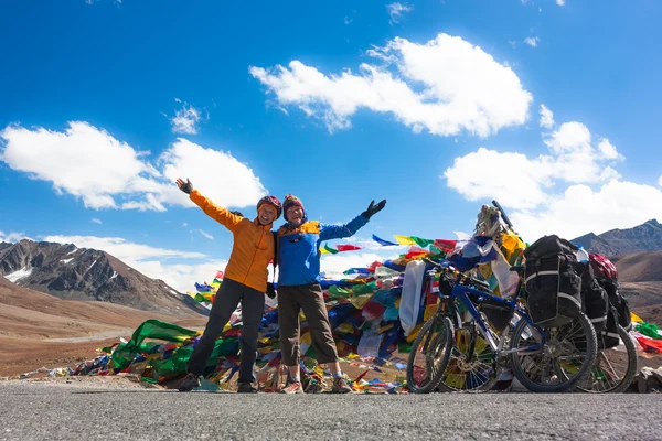 Giovani amici felici ciclisti in piedi su strada in Himalaya montagne — Foto Stock