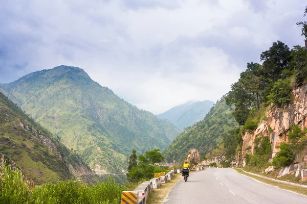 Himalaya paisaje con dos ciclistas, montañas, carretera, río y nubes —  Fotos de Stock