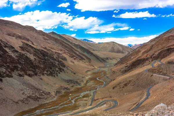 Himalaya paisaje con montañas, carretera, río, nubes. Estado de Jammu y Cachemira — Foto de Stock